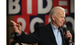 Εξώφυλλο του Spiegel | Ο Joe Biden βάζει πίσω στη θέση του το κεφάλι του Αγάλματος της Ελευθερίας