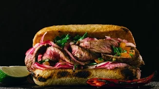 Σάντουιτς με μπριζόλα και relish ντομάτας