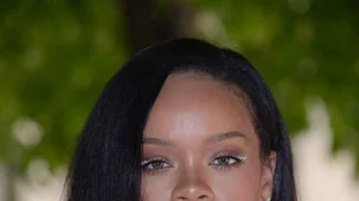 Rihanna | Βάφεται on camera και το αποτέλεσμα μάς αρέσει πολύ