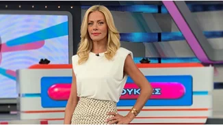 Η φούστα της Ζέτας Μακρυπούλια φοριέται από το πρωί έως το βράδυ και κοστίζει κάτω από 40 ευρώ