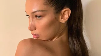 H Bella Hadid ποζάρει φορώντας ένα τζιν τζάκετ και τίποτα άλλο
