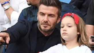 Η Harper Beckham ψήνει χριστουγεννιάτικα μπισκότα μαζί με τον μπαμπά της