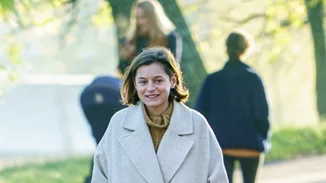 H Emma Corrin με κομψό και διαχρονικό παλτό από τα Mango | Βρίσκεται σε έκπτωση και κοστίζει λιγότερο από όσο πιστεύεις