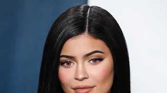 Kylie Jenner | Λανσάρει τη Χριστουγεννιάτικη beauty collection της με ένα απρόσμενο χρώμα μαλλιών