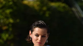 Τα στοιχεία του στιλ της Πριγκίπισσας Diana που η Emma Corrin αντιγράφει στην πραγματική της ζωή