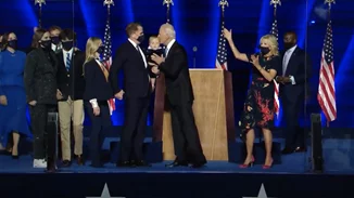 Οι celebrities πανηγυρίζουν την ιστορική νίκη των Biden-Harris