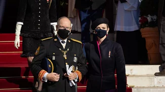 Βασιλική εμφάνιση στο Μονακό: Η πριγκίπισσα Σαρλίν με μπερέ και ημιδιάφανα γάντια