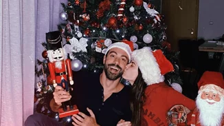 Σάκης Τανιμανίδης & Χριστίνα Μπόμπα | Η χριστουγεννιάτικη φωτογραφία του ζευγαριού