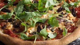 Πίτσα με ρικότα, ελιές, κάππαρη και αντζούγιες