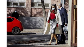 Η chic εμφάνιση της βασίλισσας Letizia με καρό φούστα