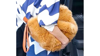 Τσάντα με γούνα | 5 κομμάτια από τα Zara για να υιοθετήσεις το trend