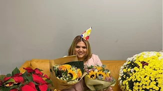 Γενέθλια για τη Δανάη Μπάρκα | Η έκπληξη από τους συνεργάτες της και η ηλικία της