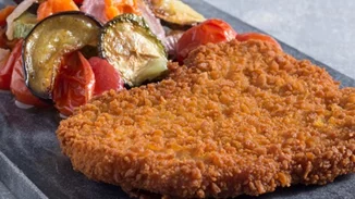 Σνίτσελ από φιλέτο κοτόπουλου με ανάμεικτα ψητά λαχανικά