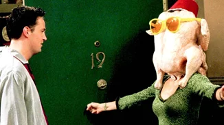 Courteney Cox | Αναπαριστά τη σκηνή με τη γαλοπούλα από τα Friends