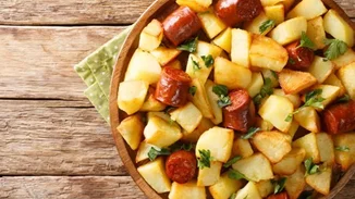 Πατάτες αντιναχτές με λουκάνικα