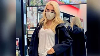 Ελένη Μενεγάκη | Η τελευταία βόλτα στα μαγαζιά πριν το lockdown (pics)