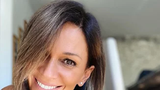 Έλλη Κοκκίνου | Στόλισε το χριστουγεννιάτικο δέντρο αγκαλιά με ένα νέο «φίλο»