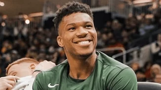 Το «μυστικό» κοινωνικό έργο του Γιάννη Αντετοκούνμπο | Μοίρασε τρόφιμα στα Σεπόλια μακριά από κάμερες