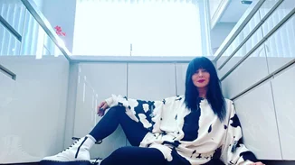 H Ζενεβιέβ Μαζαρί είναι η στιλιστική έμπνευση που χρειάζεσαι τώρα | Όλα τα loungewear σύνολά της κατά τη διάρκεια της καραντίνας