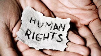 «Show Me the Signs» - Δημοπρασία για την υποστήριξη οικογενειών μαύρων γυναικών που σκοτώθηκαν από αστυνομική βία