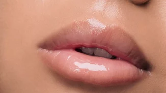 Glass lips | Τα λαμπερά, "διάφανα" χείλη που είναι πανεύκολο να πετύχεις