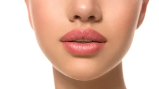 Φτιάξε μόνη σου τα πιο εύκολα lip scrubs για εξαιρετικά μεταξένια χείλη