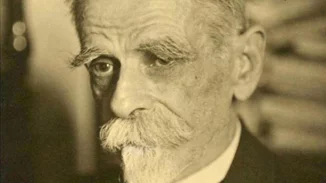 Mία μοναδικά σπάνια φωτογραφία του Κωστή Παλαμά | Δεκαετία '30 μπροστά στο βιβλιοπωλείο Κάουφμαν