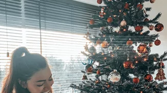 Όλγα Φαρμάκη | Ποζάρει δίπλα στο χριστουγεννιάτικο δέντρο λίγο πριν γεννήσει