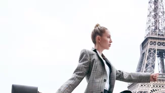 Η Μαρία Ολυμπία στη νέα καμπάνια της Louis Vuitton | Μας ξεναγεί στο Παρίσι με στιλ και ύφος Γαλλίδας