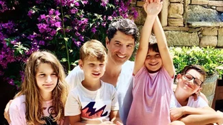 Η οικογένεια Ρουβά ξεμουδιάζει χορεύοντας στην κουζίνα της