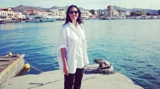 Η Νόνη Δούνια αλλάζει μόνη της το λάστιχο στο αυτοκίνητο