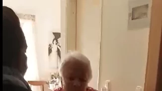 Γενέθλια για τη Μαίρη Λίντα | Η έκπληξη που δέχθηκε στο Γηροκομείο και η συγκίνησή της (vid)