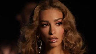 Κοκκινομάλλα με αφέλειες η Ελένη Φουρέιρα