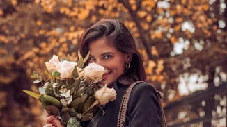 Χριστίνα Μπόμπα | Με πράσινο mini φόρεμα στην πρώτη ολόσωμη φωτογραφία μετά την ανακοίνωση της εγκυμοσύνης