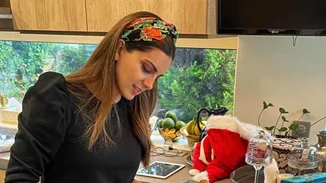 Ζαχαροπλαστική για 4 | Η Σταματίνα Τσιμτσιλή φτιάχνει χριστουγεννιάτικα γλυκά με τα παιδιά της