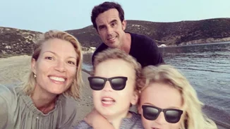 Βίκυ Καγιά - Ηλίας Κρασσάς | Ο χορός των παιδιών τους δίπλα στο χριστουγεννιάτικο δέντρο (vid)