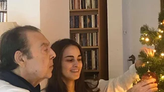 Τόλης Βοσκόπουλος | Στολίζει το χριστουγεννιάτικο δέντρο με την κόρη του, Μαρία -Η απάντηση για την κατάσταση της υγείας του