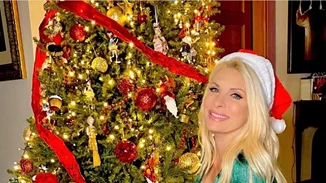 Eleni Santa Claus | Η Ελένη Μενεγάκη ποζάρει με mini φόρεμα δίπλα στο εντυπωσιακό χριστουγεννιάτικο δέντρο της