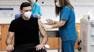 Εμβολιάστηκε και ο υπουργός Υγείας Βασίλης Κικίλιας | Είναι ζήτημα ζωής