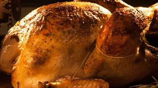 Γαλοπούλα με κάστανα, κουκουνάρι και σταφίδες