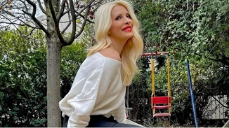 Η Ελένη Μενεγάκη ποζάρει με τον απίθανο σκύλο της