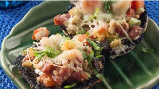 Μανιτάρια γεμιστά με μπέικον και ντομάτες