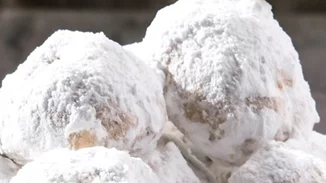 Κουραμπιεδάκια γεμιστά με χουρμάδες