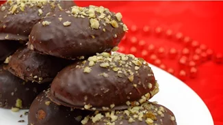 Σοκολατένια μελομακάρονα με αμύγδαλο