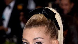 H Hailey Bieber αποκαλύπτει στο Instagram το χρόνιο δερματικό της θέμα