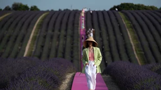 Ο Jacquemus λανσάρει την Χριστουγεννιάτικη Pink Collection