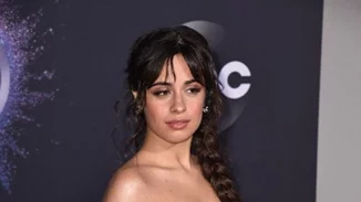 Η Camila Cabello φόρεσε το πιο cool αξεσουάρ μαλλιών της σεζόν με τον πιο ευρηματικό τρόπο