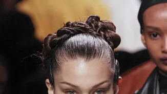 Το show-stopping μακιγιάζ της Bella Hadid είναι ό, τι πρέπει για τις γιορτές