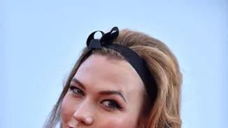 H Karlie Kloss αφήνεται στα χέρια του διάσημου makeup artist Hung Vanngo