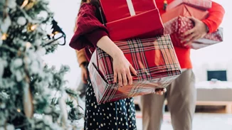 Gifts on a budget: 10 fashion δώρα για τα Χριστούγεννα που κοστίζουν μέχρι 30 €